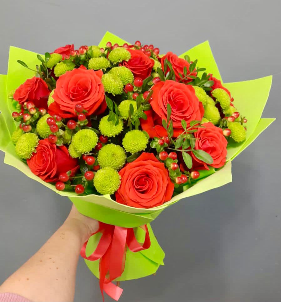 Букет цветов из: Хризантемы и Розы в Краснокаменске Красноярского края