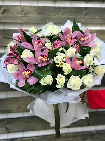 Букет цветов из: Розы и Хризантемы в Краснокаменске Красноярского края