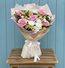 Букет цветов из:  Гвоздики, Орхидеи и Розы #REPLACE_PRED# Краснокаменске Красноярского края