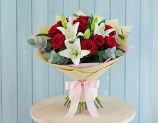 Букет цветов из:  Лилии и Розы в Краснокаменске Красноярского края