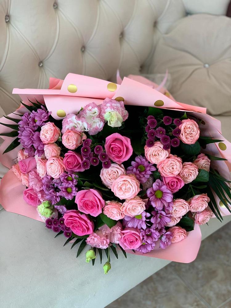 Букет цветов из: Хризантемы, Розы и Лизиантусы в Краснокаменске Красноярского края