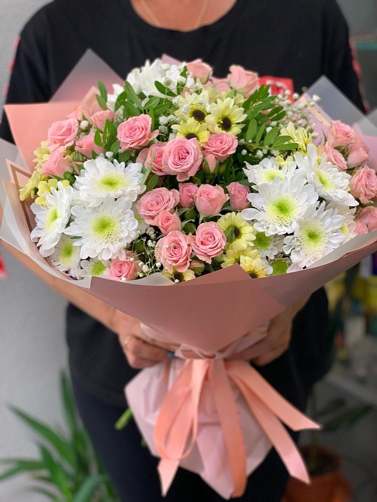 Букет цветов из: Розы и Хризантемы в Краснокаменске Красноярского края