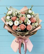 Букет цветов из:  Розы, Альстромерии и Лизиантусы в Краснокаменске Красноярского края