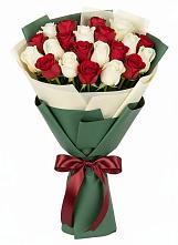 Букет Микс из красных и белых роз в Краснокаменске Красноярского края