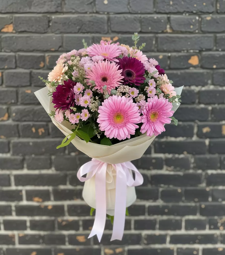 Букет цветов из: Герберы и Хризантемы в Краснокаменске Красноярского края