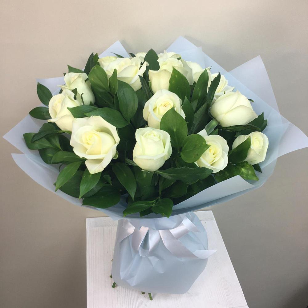 Букет 15 Белых роз Проуд в Краснокаменске Красноярского края