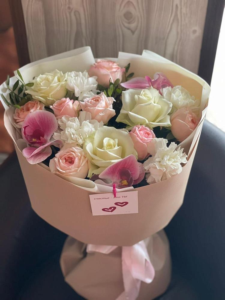 Букет цветов из: Орхидеи, Розы и Гвоздики в Краснокаменске Красноярского края