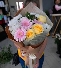 Букет цветов из:  Герберы, Розы и Хризантемы в Краснокаменске Красноярского края