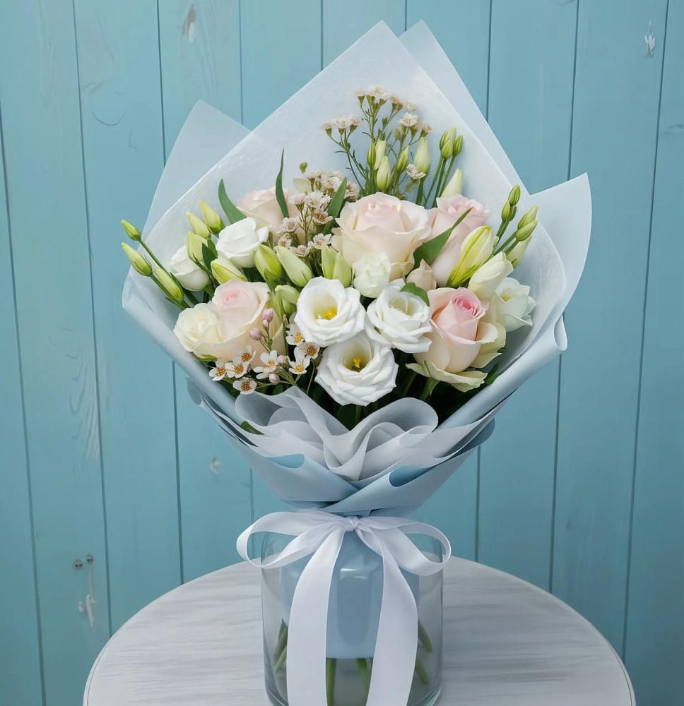 Букет цветов из: Розы и Лизиантусы в Краснокаменске Красноярского края