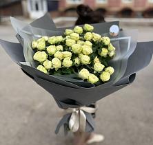 Букет Белые кустовые розы Солинеро в Краснокаменске Красноярского края