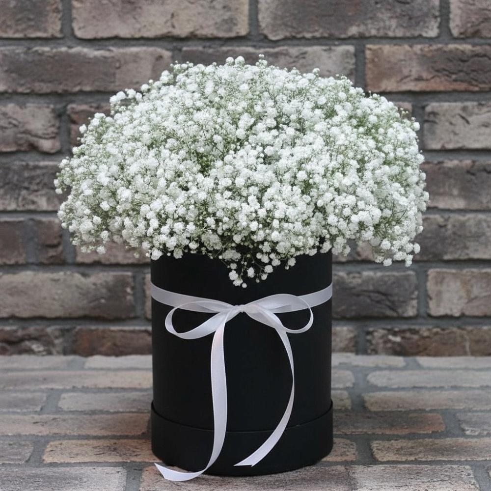 Цветочная композиция из Гипсофила в шляпной коробке в Краснокаменске Красноярского края