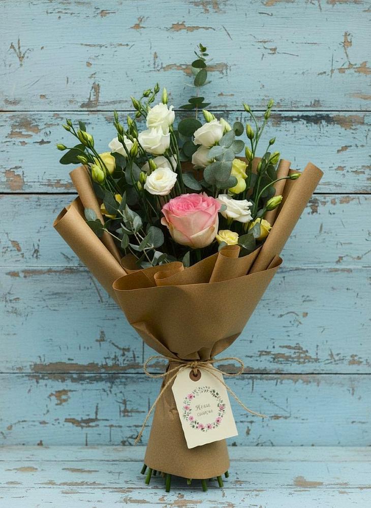 Букет цветов из: Розы и Лизиантусы в Краснокаменске Красноярского края