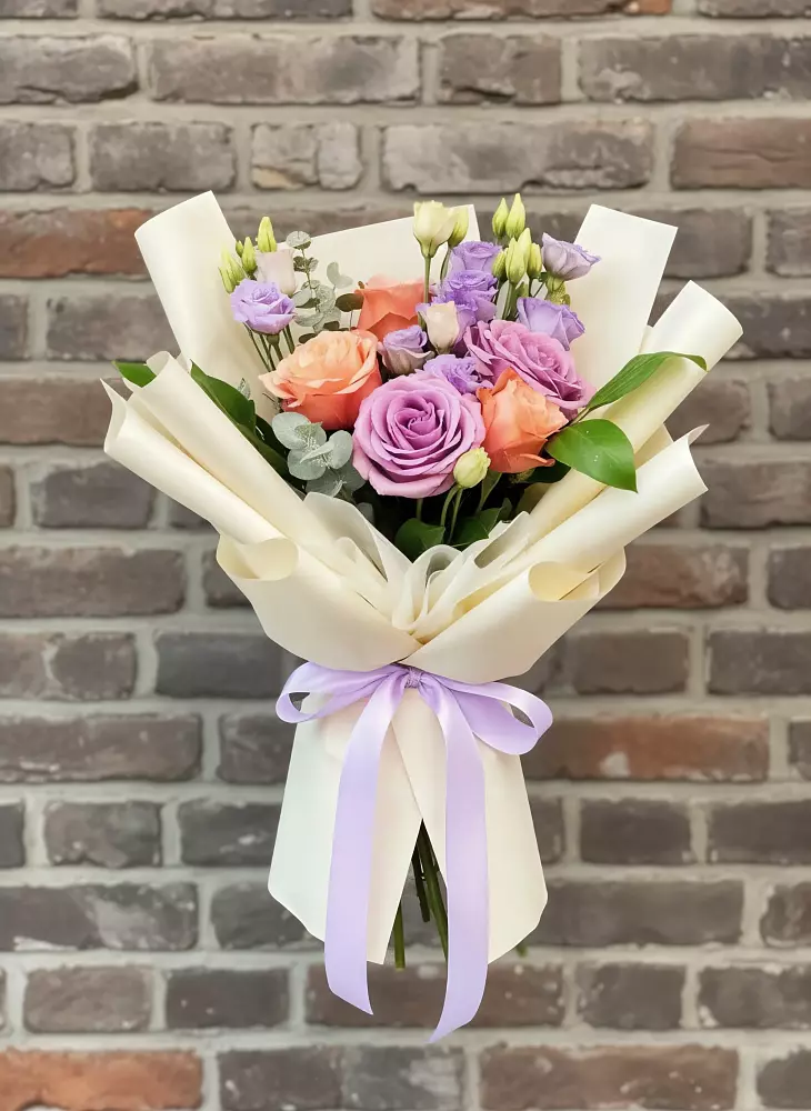 Букет цветов из: Лизиантусы и Розы в Краснокаменске Красноярского края