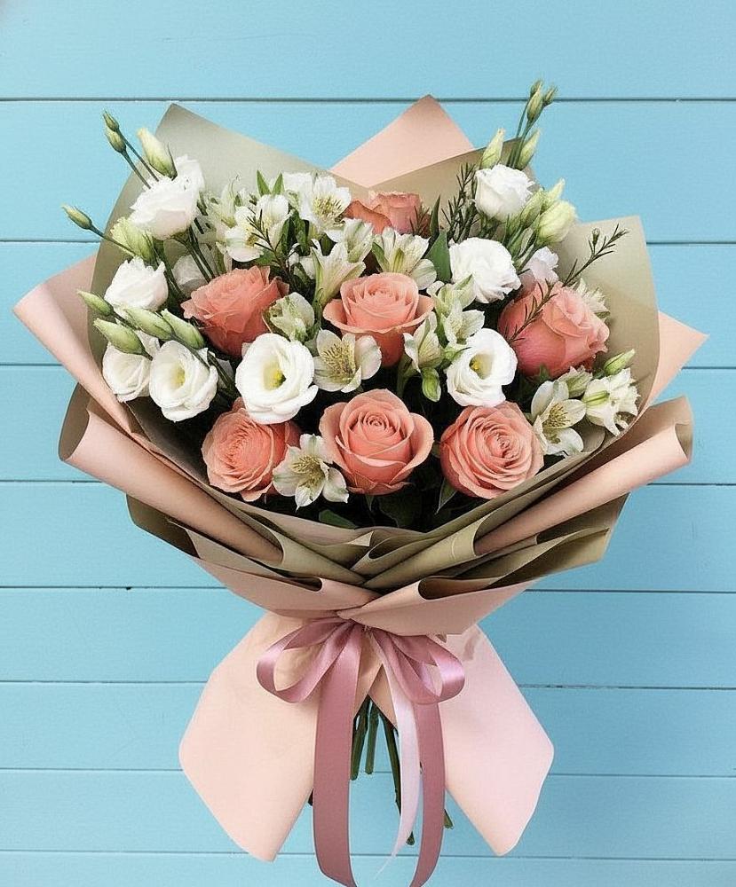 Букет цветов из: Розы, Альстромерии и Лизиантусы в Краснокаменске Красноярского края