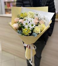 Букет цветов из:  Альстромерии, Розы и Хризантемы в Краснокаменске Красноярского края