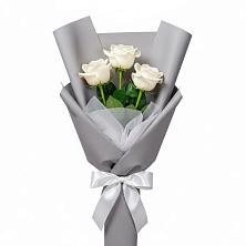 Букет 3 белые розы в Краснокаменске Красноярского края