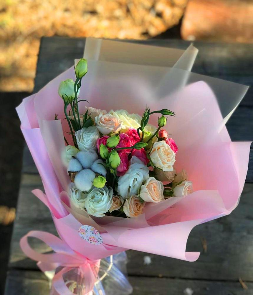 Букет цветов из: Розы и Лизиантусы в Краснокаменске Красноярского края