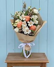 Букет цветов из:  Альстромерии, Лизиантусы, Розы и Хризантемы в Краснокаменске Красноярского края