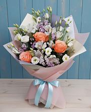 Букет цветов из:  Лизиантусы, Розы, Альстромерии и Гипсофила в Краснокаменске Красноярского края