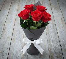 Букет 5 Красных роз Эдлесс Лав в Краснокаменске Красноярского края