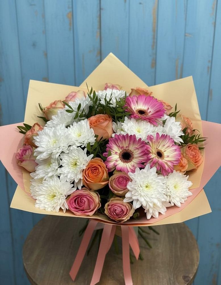 Букет цветов из: Розы, Герберы и Хризантемы в Краснокаменске Красноярского края