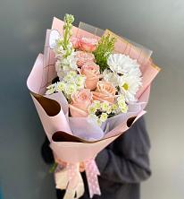 Букет цветов из:  Хризантемы и Розы в Краснокаменске Красноярского края