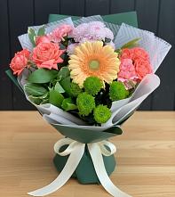 Букет цветов из:  Гвоздики, Розы, Герберы и Хризантемы в Краснокаменске Красноярского края