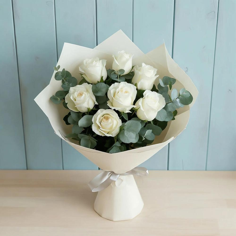 Букет Белые розы в Эвкалипте в Краснокаменске Красноярского края