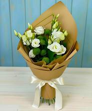 Букет цветов из:  Хризантемы и Лизиантусы в Краснокаменске Красноярского края