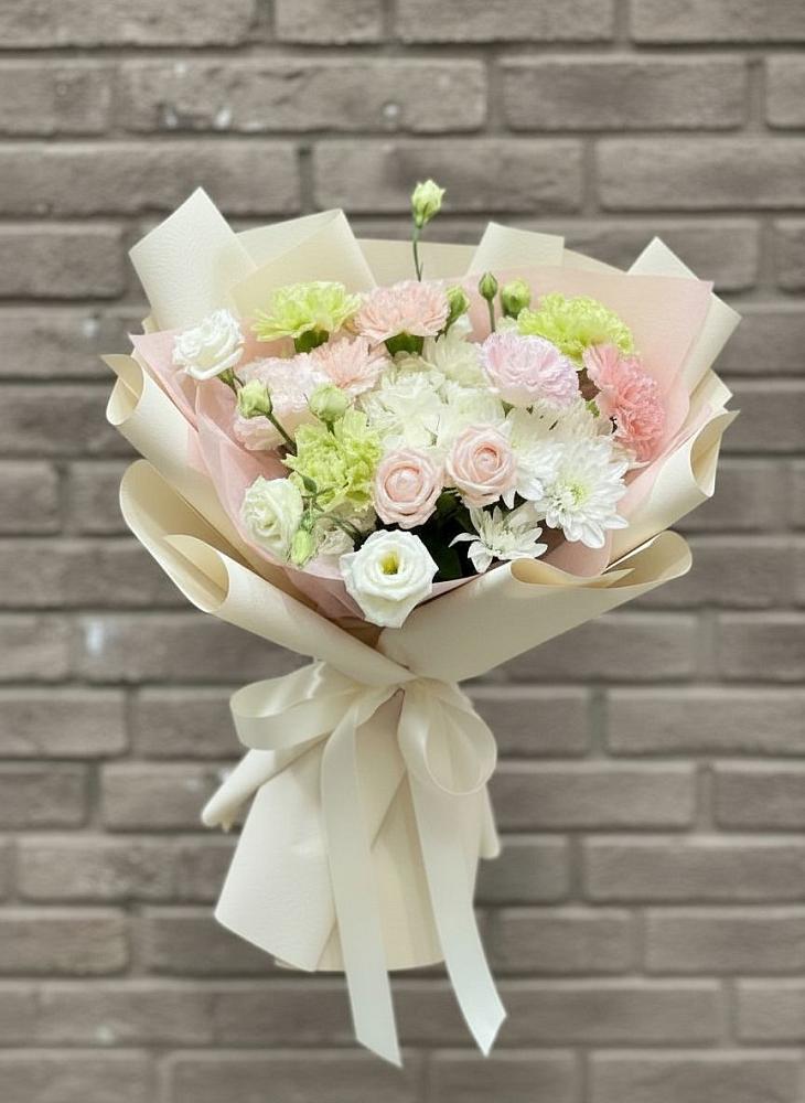 Букет цветов из: Гвоздики, Розы, Лизиантусы и Хризантемы в Краснокаменске Красноярского края