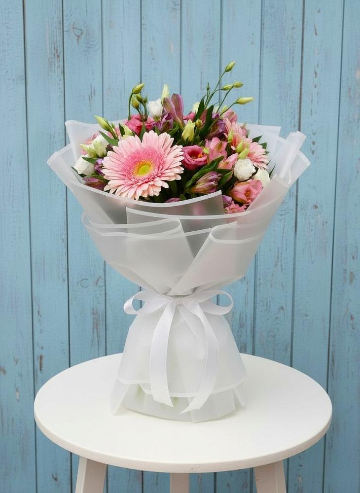 Букет цветов из: Герберы, Альстромерии и Лизиантусы в Краснокаменске Красноярского края