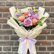 Букет цветов из:  Лизиантусы и Розы в Краснокаменске Красноярского края