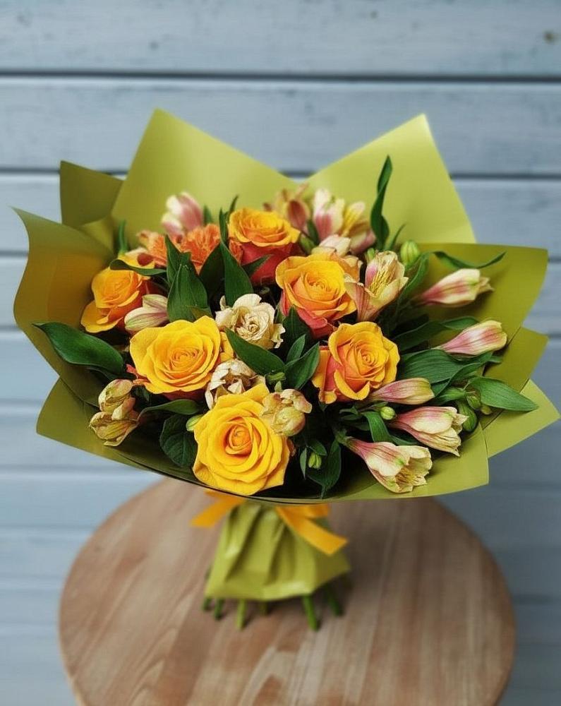 Букет цветов из: Альстромерии и Розы в Краснокаменске Красноярского края