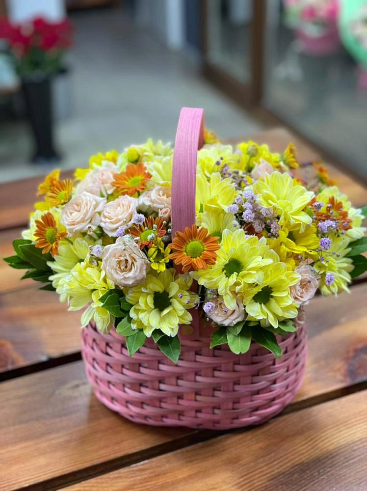 Цветочная композиция из Хризантемы и Розы в корзине в Краснокаменске Красноярского края