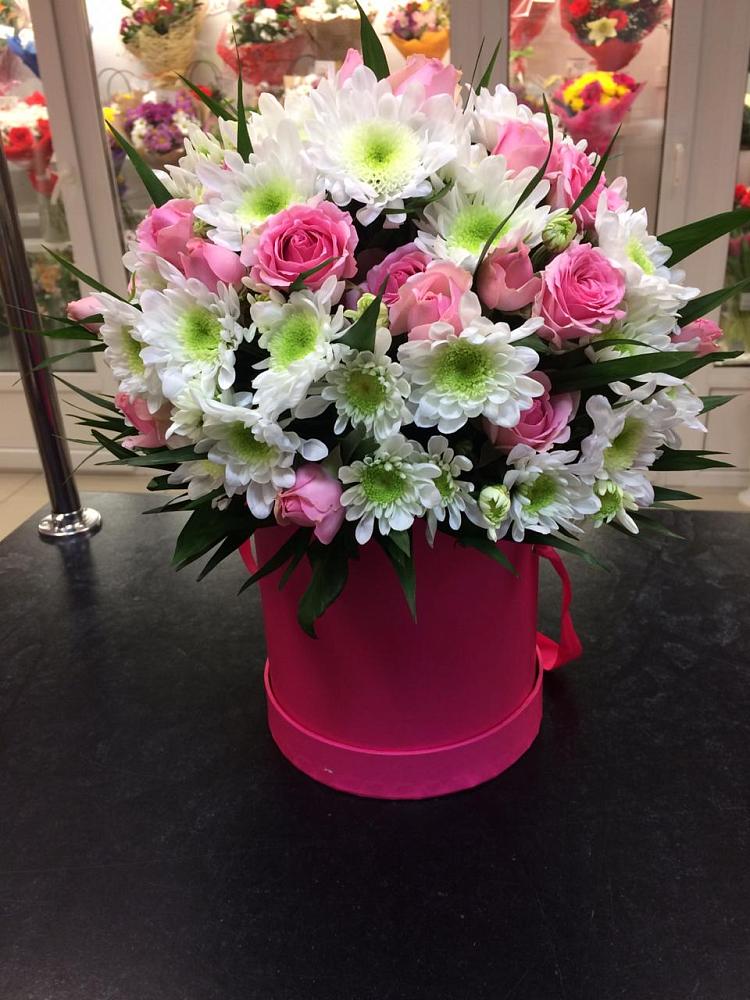 Цветочная композиция из Розы и Хризантемы в шляпной коробке в Краснокаменске Красноярского края