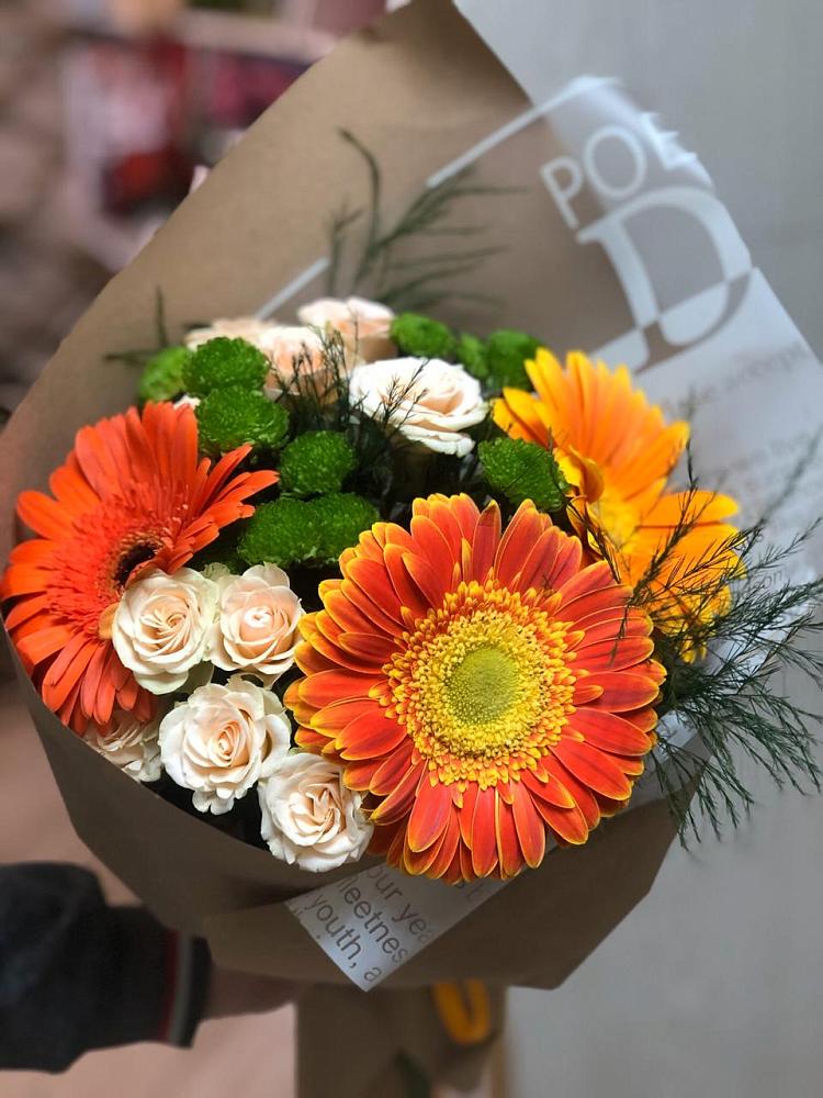 Букет цветов из: Герберы, Хризантемы и Розы в Краснокаменске Красноярского края