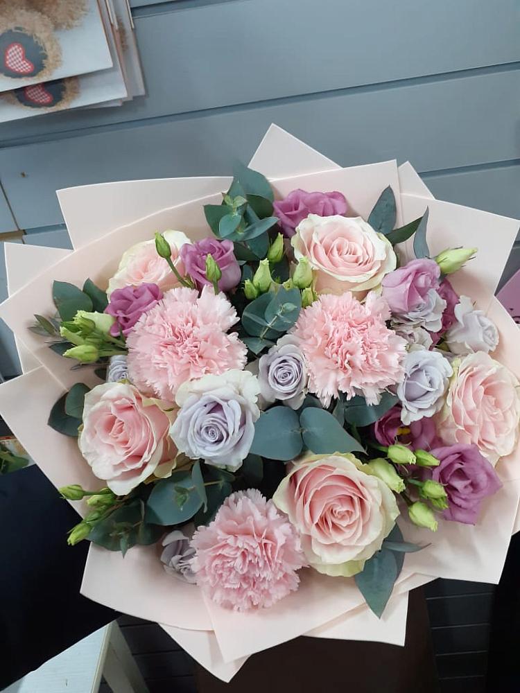 Букет цветов из: Розы, Гвоздики и Лизиантусы в Краснокаменске Красноярского края