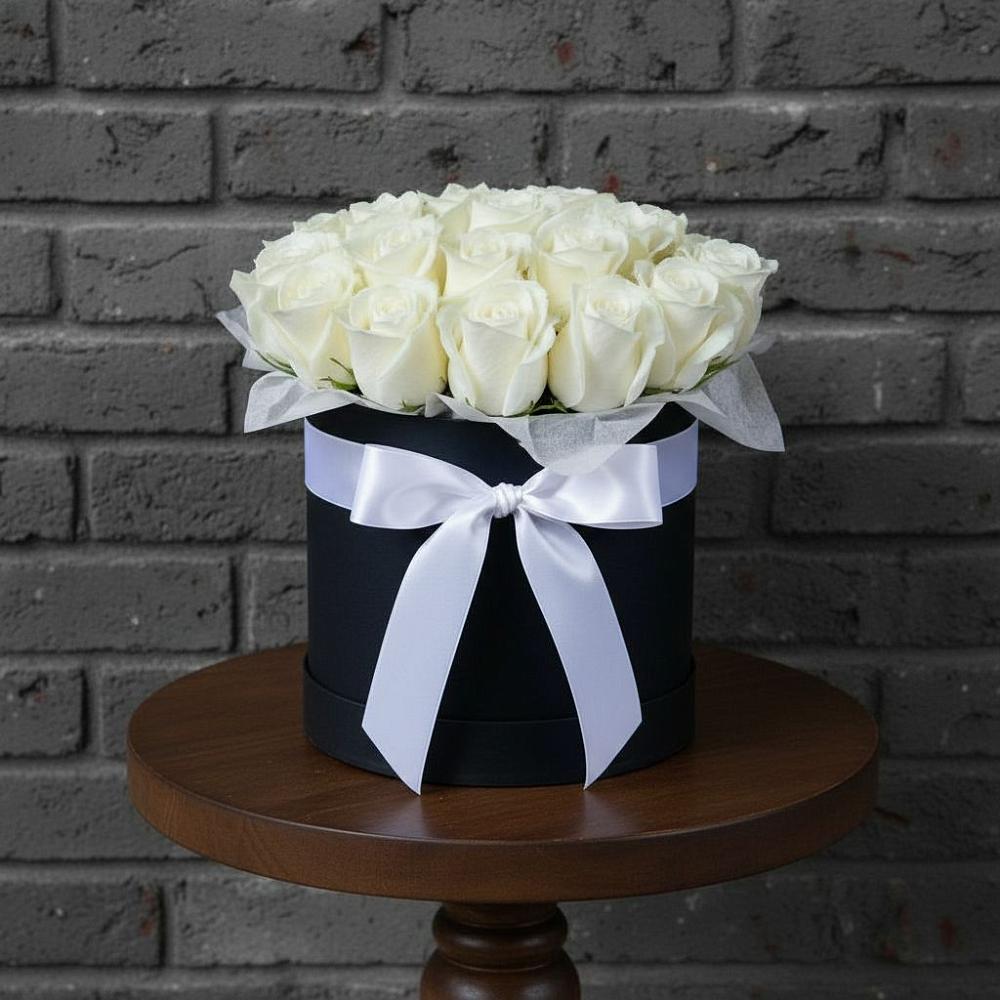 Цветочная композиция из Розы в шляпной коробке в Краснокаменске Красноярского края