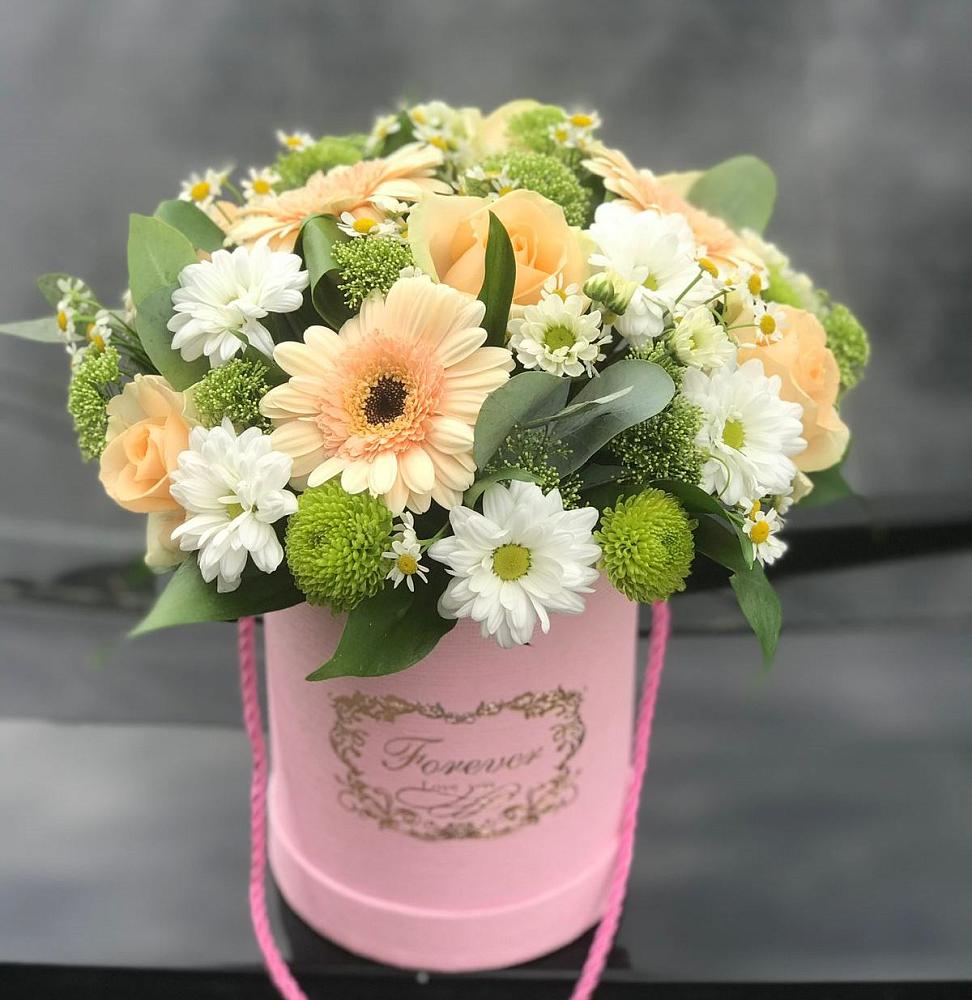 Цветочная композиция из Розы, Герберы и Хризантемы в шляпной коробке в Краснокаменске Красноярского края