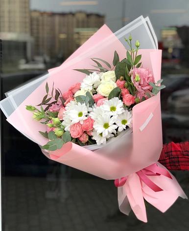Букет цветов из: Розы, Лизиантусы и Хризантемы в Краснокаменске Красноярского края