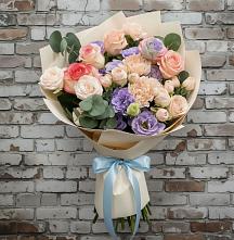 Букет цветов из:  Розы, Лизиантусы и Гвоздики в Краснокаменске Красноярского края