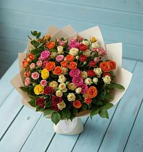 Букет Микс из разноцветных кустовых роз в Краснокаменске Красноярского края
