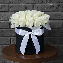 Цветочная композиция из Розы в шляпной коробке в Краснокаменске Красноярского края