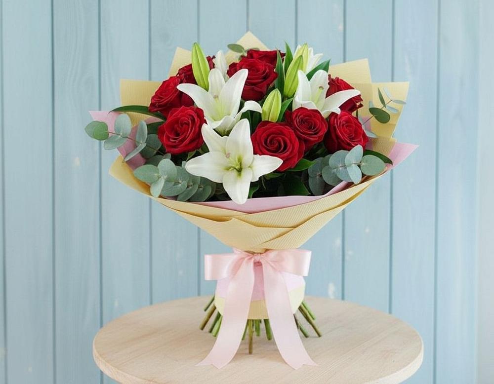 Букет цветов из: Лилии и Розы в Краснокаменске Красноярского края